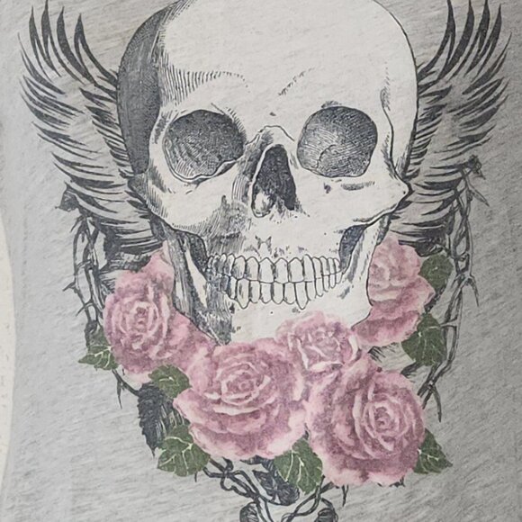 Wound Up graphic Tee, Grey with roses and skull in size small - Picture 9 of 12